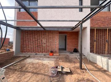 Casa · 133m² · 4 Ambientes · Venta Oportunidad en Pampas de Manantiales