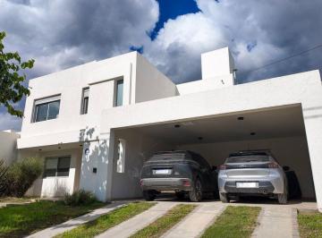 Casa · 210m² · 8 Ambientes · 2 Cocheras · Casa 3 Dorm. - Barrio Tejas 4