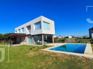 Casa · 132m² · 4 Ambientes · 4 Cocheras · Casa en Venta | San Sebastián Área 1 | 4 Dorm. | Pileta | a Estrenar