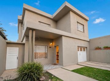 Casa · 270m² · 4 Dormitorios · 3 Cocheras · Casa - San Nicolas de Los Arroyos