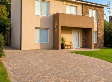 Casa · 120m² · 5 Ambientes · 3 Cocheras · Casa en Venta en Santa Guadalupe, Pilar del Este, Pilar