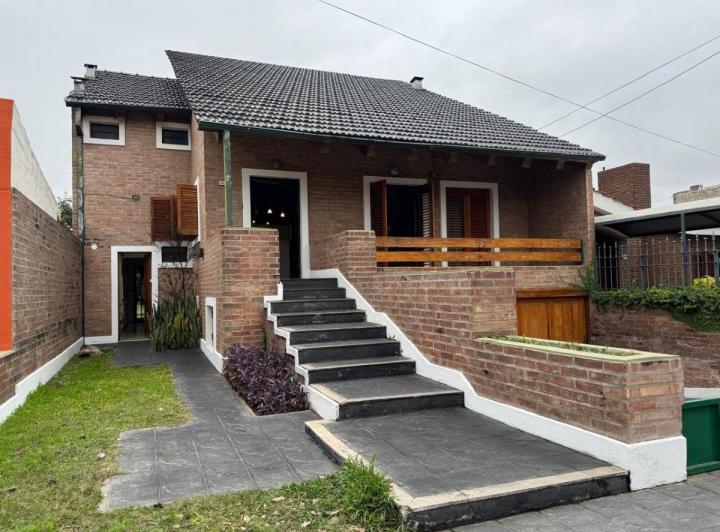 Casa · 380m² · 9 Ambientes · 2 Cocheras