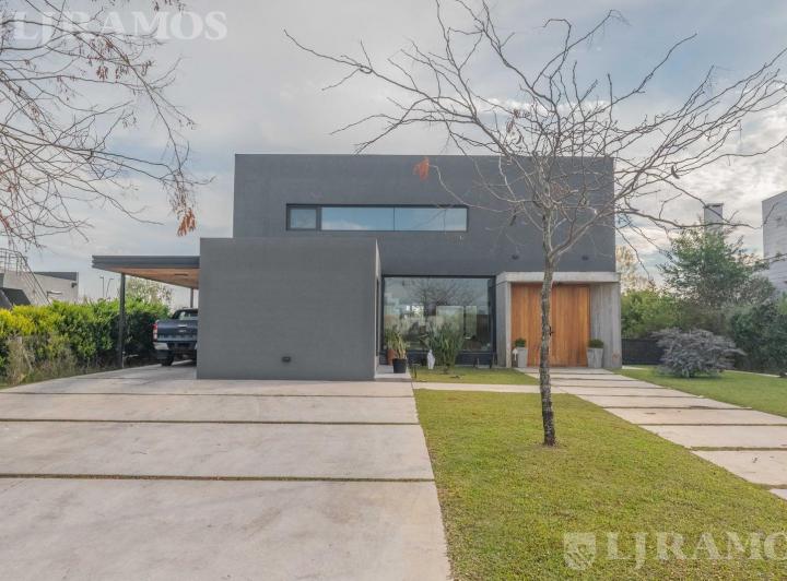 Casa · 214m² · 5 Ambientes · 2 Cocheras