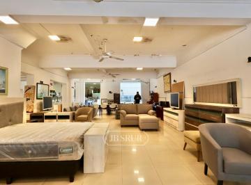 Local comercial · 900m² · Local en Venta Sobre Av Castro Barros