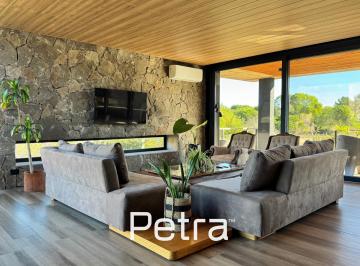 Casa · 235m² · 6 Ambientes · 2 Cocheras · Casa en Venta en Costa Esmeralda