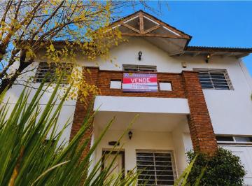 Casa · 207m² · 7 Ambientes · 2 Cocheras · Casa en Venta Calle 27 Entre 462 y 463 - City Bell