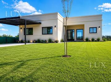 Casa · 175m² · 4 Ambientes · 2 Cocheras · Casa en Venta 4 Ambientes en Campana