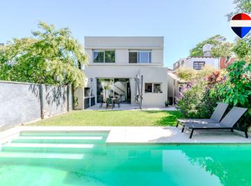 Casa · 225m² · 5 Ambientes · 1 Cochera · Casa en Alquiler 5 Ambientes Jardin y Pileta