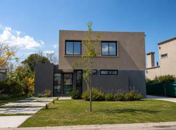 Casa · 154m² · 4 Ambientes · 2 Cocheras · Casa Venta 4 Amb Santa Lucia Estrenar Lote Central