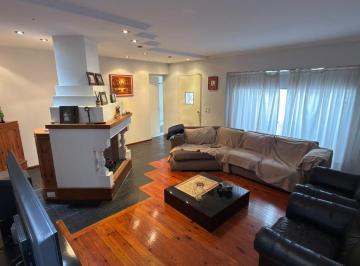 Casa · 242m² · 6 Ambientes · 1 Cochera · ¡Oportunidad en Barrio Jorgue Cura!
