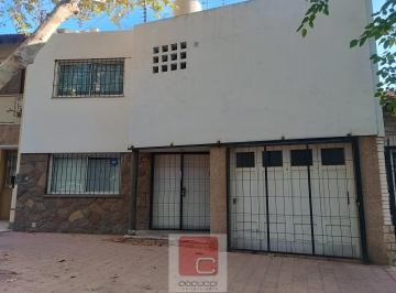 Casa · 6 Ambientes · 1 Cochera · Casa en 5ta Sección - Ciudad