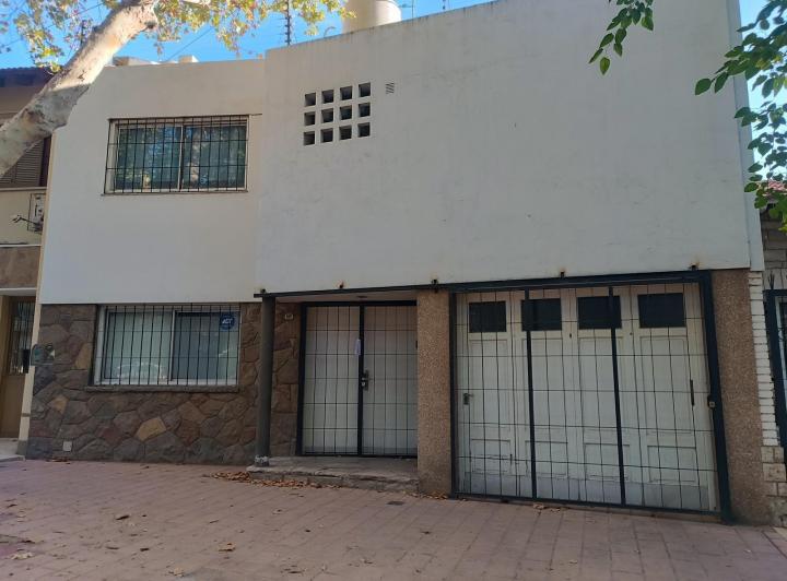 Casa · 6 Ambientes · 1 Cochera
