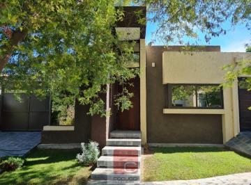 Casa · 4 Dormitorios · 2 Cocheras · Darragueira 7325 - B° El Cortijo - Chacras de Coria, Lujan de Cuyo