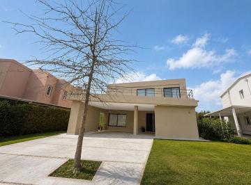 Casa · 210m² · 6 Ambientes · 1 Cochera · Alquiler Casa Ayres Plaza Pilar Amueblada