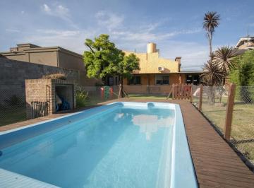 Casa · 144m² · 4 Ambientes · 1 Cochera · Venta Casa 4 Ambientes Chalet con Pileta Cochera Permuta Consultar Moreno