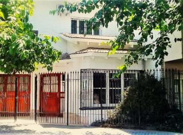 Casa · 174m² · 8 Ambientes · 1 Cochera · Venta de Casa en Ciudad de Mendoza