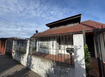 Casa · 129m² · 4 Ambientes · 1 Cochera · Oportunidad en Barrio Las Américas – Casa Sobre Lote Propio de 283 m² con Gran Potencial