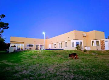 Casa de 5 ambientes, Bahía Blanca · Venta Casa Moderna de Una Planta con Parque Gigante en Barrio Los Muñecos