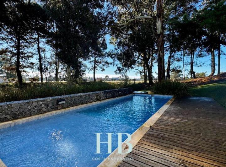 Casa · 200m² · 5 Ambientes · 2 Cocheras