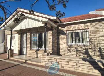 Casa · 131m² · 3 Ambientes · 1 Cochera · Chalet 3 Ambientes con Parque y Quincho