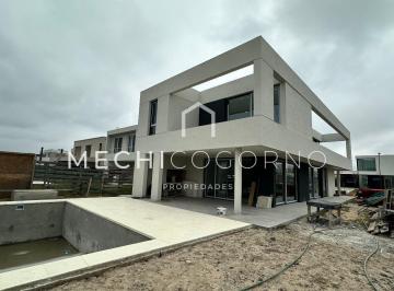 Casa · 561m² · 4 Ambientes · 2 Cocheras · Casa en Venta en Carpinchos, Nordelta