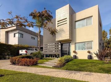 Casa · 220m² · 5 Ambientes · 4 Cocheras · Venta Casa 5 Ambientes en Nuevo Quilmes con Pileta