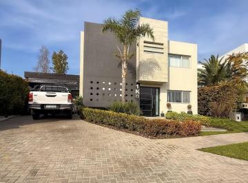 Casa · 220m² · 5 Ambientes · 4 Cocheras · Venta Casa 5 Ambientes en Nuevo Quilmes con Pileta