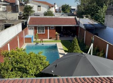 Casa · 232m² · 4 Ambientes · 2 Cocheras · Casa de 4 Ambientes con Pileta en Moron