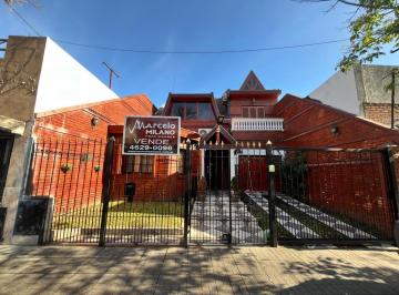 Casa · 232m² · 4 Ambientes · 2 Cocheras · Casa de 4 Ambientes con Pileta en Moron