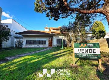Casa de 3 ambientes, Mar de Ajó · Importante Casa Céntrica 3 Amb. Sobre Lote Propio, Amplio Jardín y Cochera