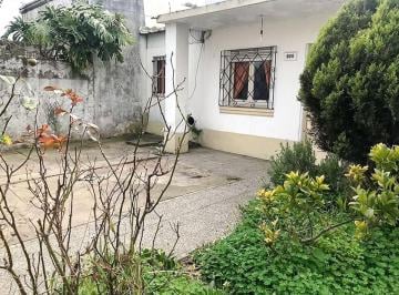 Casa · 70m² · 4 Ambientes · 1 Cochera · Venta Casa 4 Ambs. Fondo Libre. Jardín Al Frente