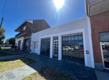 Casa · 330m² · 3 Ambientes · 1 Cochera · Casa Tres Amb con Local Comercial y Parque.