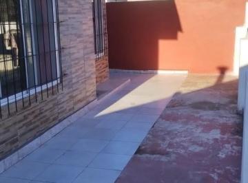 Casa · 50m² · Tres Ambientes en Planta Alta con Patio y Lavadero