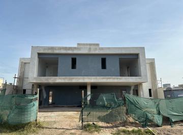 Casa · 182m² · 3 Dormitorios · 2 Cocheras · Dúplex Venta 3 Dorm. en Solares de Manantiales