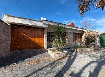 Casa de 8 ambientes, Luján de Cuyo · Amplia Casa en Alquiler en Luján de Cuyo | 4 Dorm. | Cochera Doble