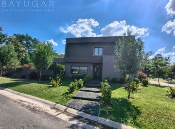 Casa · 160m² · 4 Ambientes · 2 Cocheras · Venta - Casa en Pilar del Este - Santa Lucia
