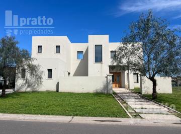 Casa · 225m² · 5 Ambientes · 2 Cocheras · Casa en Venta en San Matias Escobar a La Laguna