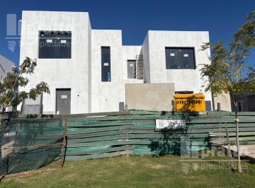 Casa · 181m² · 5 Ambientes · 2 Cocheras · Casa en Santa Ana