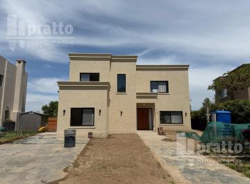 Casa · 180m² · 4 Ambientes · 2 Cocheras · Casa en Venta de 3 Dorm. en El Cantón Norte