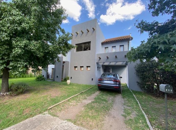 Casa · 215m² · 4 Ambientes · 1 Cochera