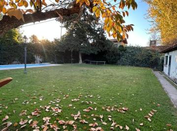 Casa · 296m² · 9 Ambientes · 1 Cochera · Casa en Chacras de Coria Besares Al 1100