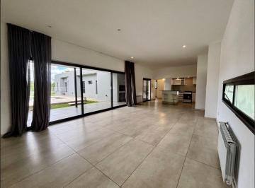 Casa · 240m² · 3 Dormitorios · 2 Cocheras · Casa 3 Dorm. en Country La Arbolada Hollywood