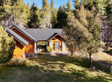 Casa · 200m² · 5 Ambientes · 1 Cochera · Exclusiva Propiedad de 4 Dorm. de 200 m² en Lote de 1430 m² - Chihuallanca - Lago Lolog