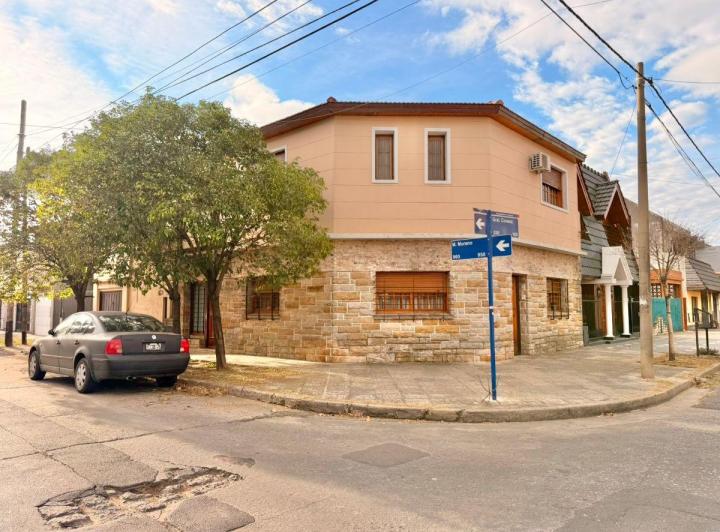 Casa · 240m² · 7 Ambientes · 1 Cochera
