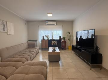 Casa · 212m² · 3 Dormitorios · 1 Cochera · Casa en Confluencia