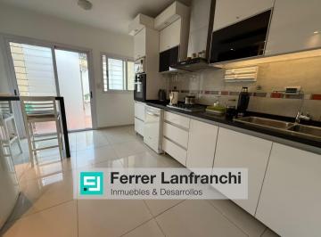 Casa · 121m² · 10 Ambientes · 2 Cocheras · Casa en Venta en Villa Marta 3 Dorm.
