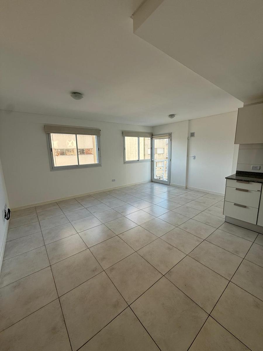 Departamento 2 Ambientes al Frente con Balcón - San Martin al 3000