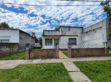 Casa · 100m² · 2 Dormitorios · 1 Cochera · Casa Antigua con Gran Lote a Reciclar