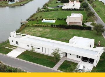 Casa · 360m² · 5 Ambientes · 2 Cocheras · Hermosa Casa a La Laguna en San Benito