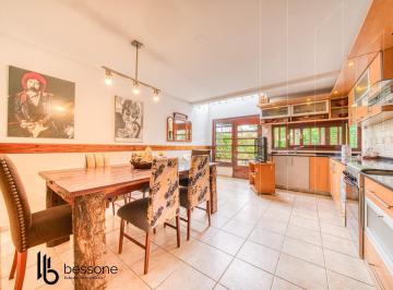 Casa · 141m² · 4 Ambientes · 2 Cocheras · Casa Duplex en Lo Mejor de Barrio Los Pinares